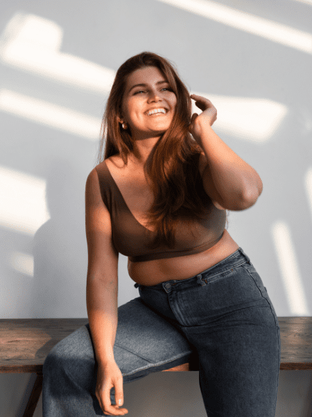 Free photo of a young and beautiful woman with a curvy figure who embraces her body positivity.