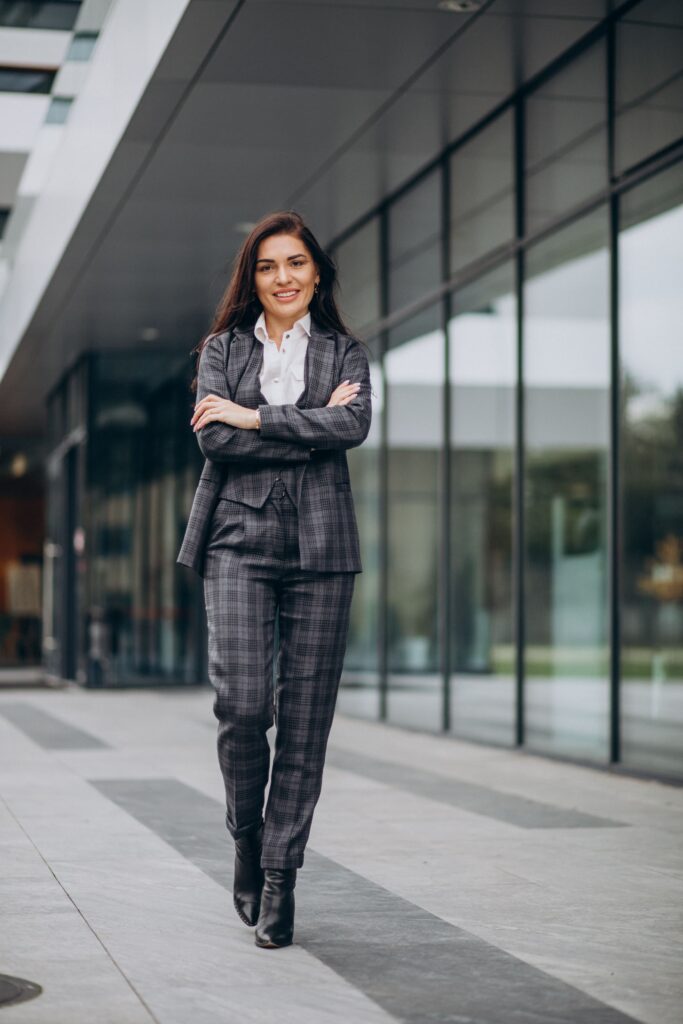 Free photo young business woman in classy suit by office center