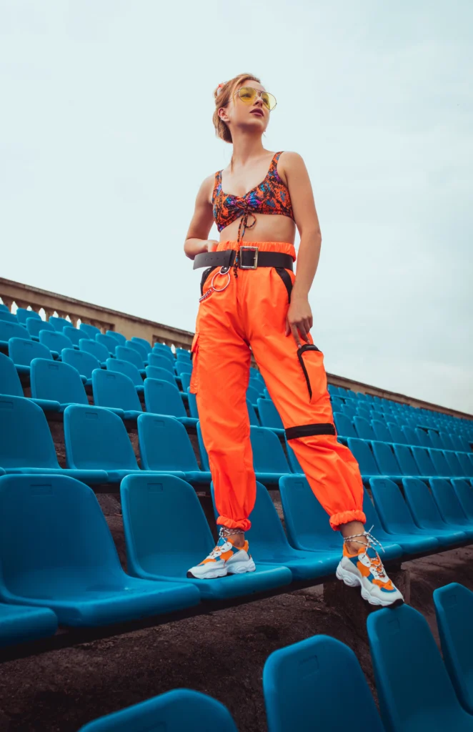 Photo confident sportswoman standing on bleachers