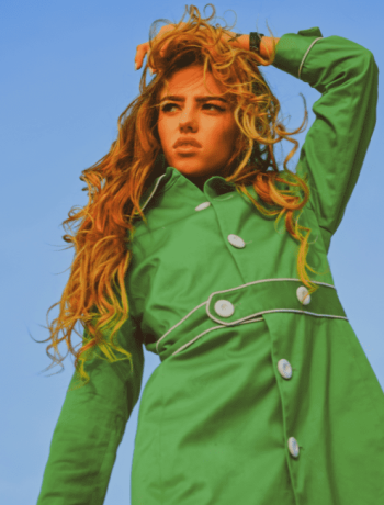This image showcases the seasonal fashion for autumn, featuring a woman dressed in a green coat that embodies vogue style. The outfit color of the coat adds to the overall aesthetic of the image.